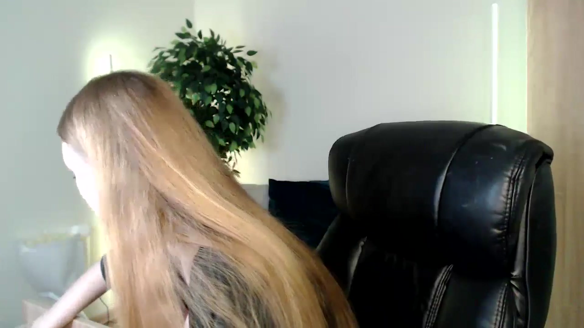 Gallery image thumbnail from HaleyVixen's myfreecams stream on, 12/15/2024, 11:36 image 19 of 20