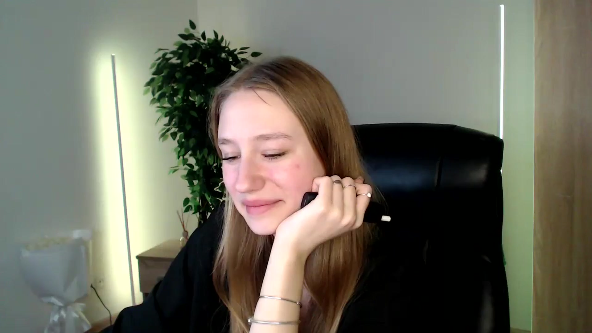 Gallery image thumbnail from HaleyVixen's myfreecams stream on, 12/15/2024, 11:36 image 4 of 20