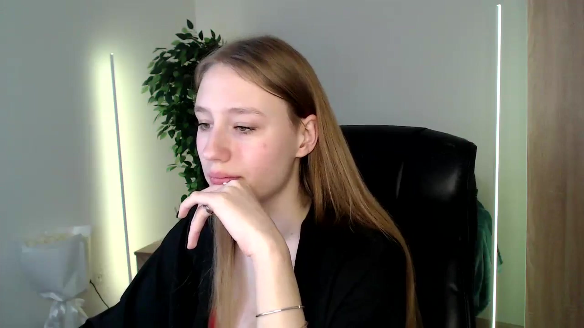 Gallery image thumbnail from HaleyVixen's myfreecams stream on, 12/15/2024, 12:44 image 10 of 20