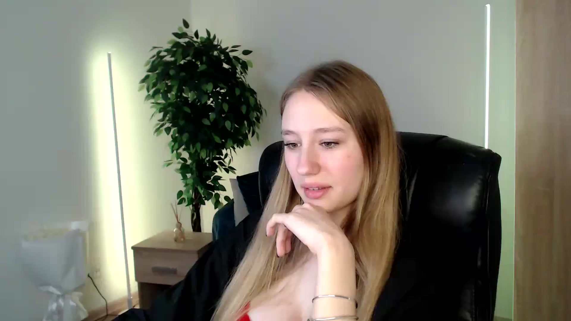 Gallery image thumbnail from HaleyVixen's myfreecams stream on, 12/15/2024, 12:44 image 6 of 20