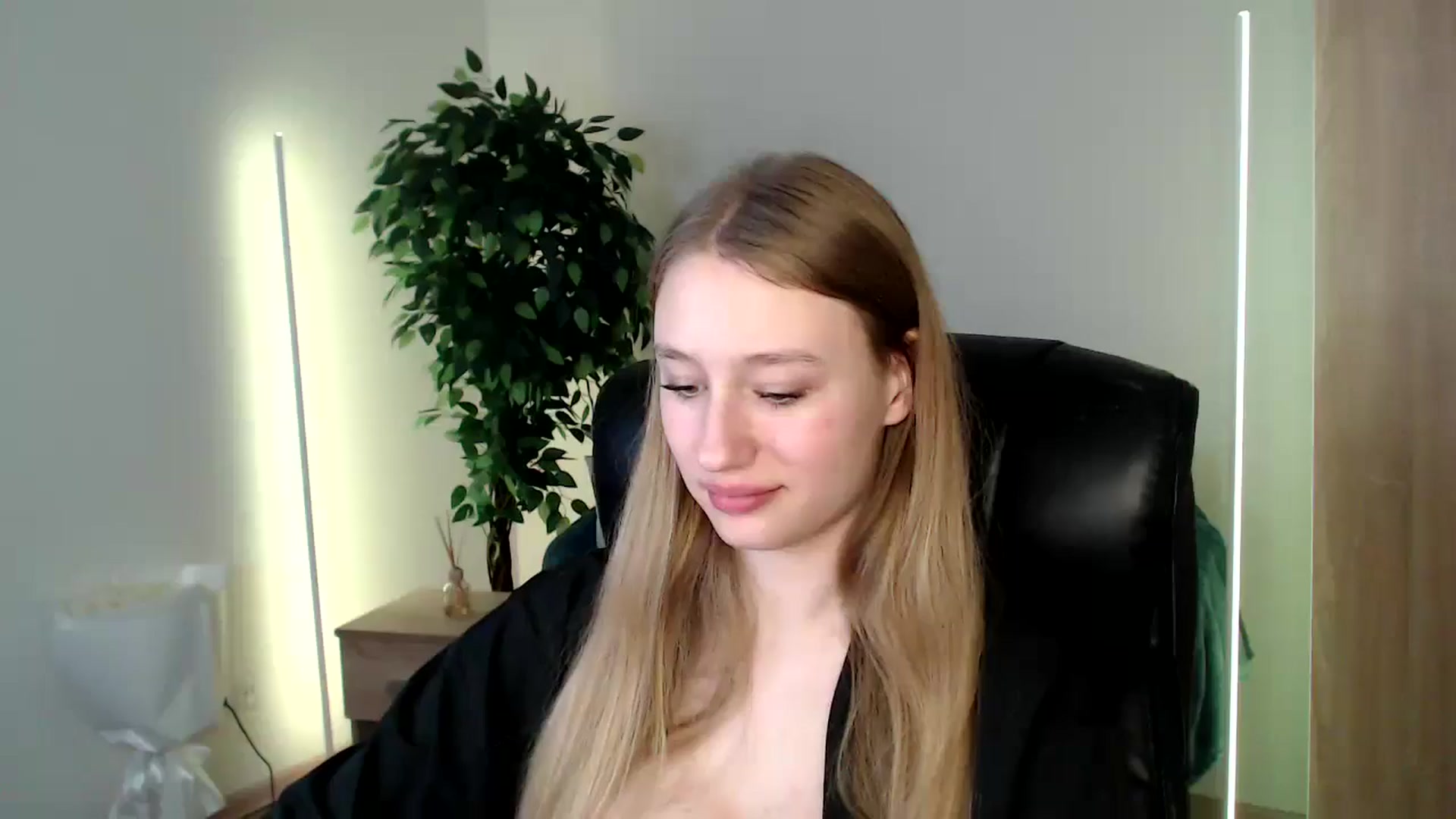 Gallery image thumbnail from HaleyVixen's myfreecams stream on, 12/15/2024, 12:44 image 7 of 20