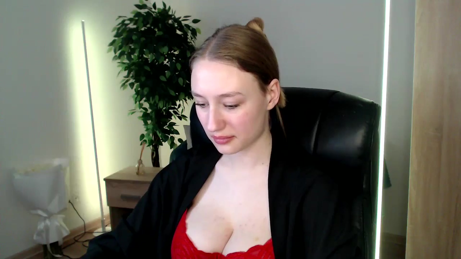 Gallery image thumbnail from HaleyVixen's myfreecams stream on, 12/16/2024, 11:39 image 5 of 20