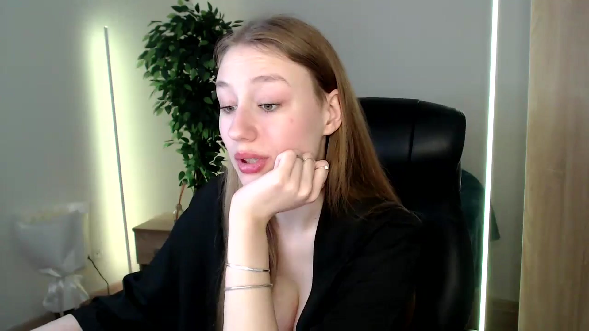 Gallery image thumbnail from HaleyVixen's myfreecams stream on, 12/16/2024, 11:39 image 18 of 20