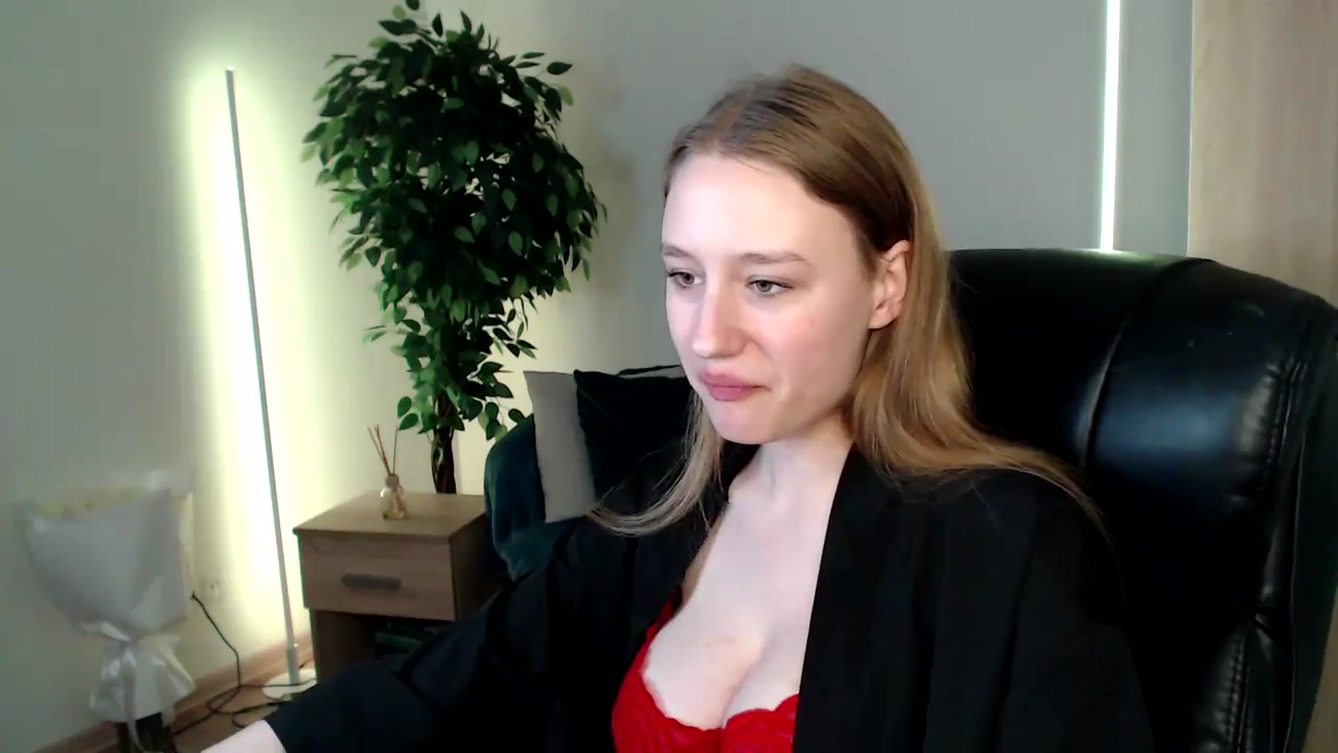 Gallery image thumbnail from HaleyVixen's myfreecams stream on, 12/16/2024, 14:23 image 5 of 20
