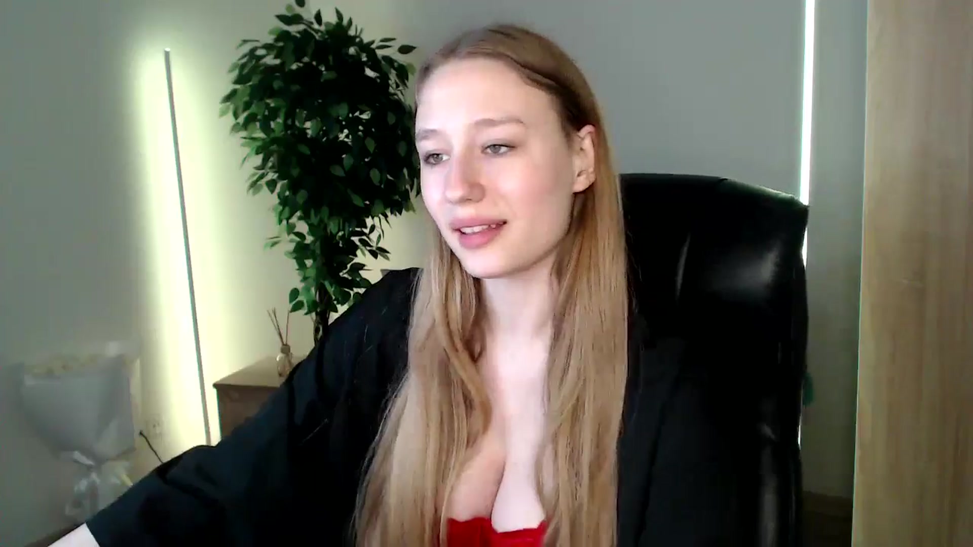 Gallery image thumbnail from HaleyVixen's myfreecams stream on, 12/16/2024, 14:23 image 8 of 20