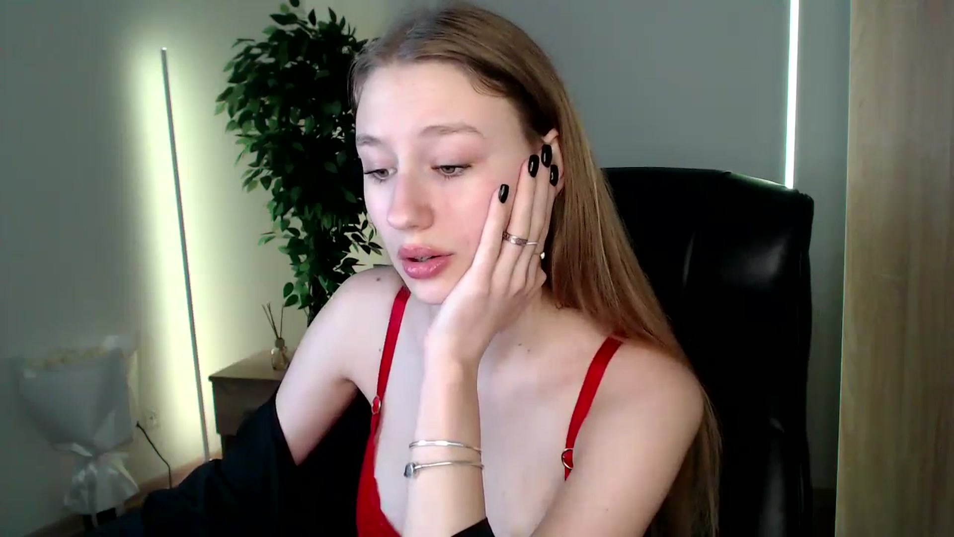 Gallery image thumbnail from HaleyVixen's myfreecams stream on, 12/16/2024, 14:23 image 15 of 20
