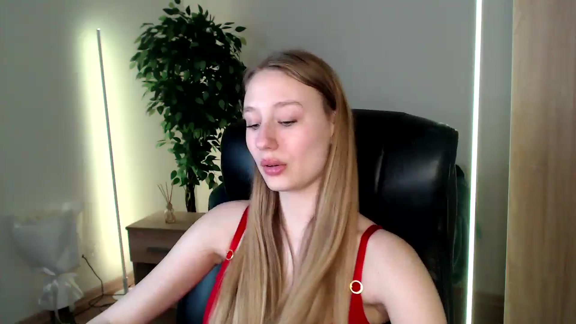 Gallery image thumbnail from HaleyVixen's myfreecams stream on, 12/16/2024, 14:54 image 8 of 20
