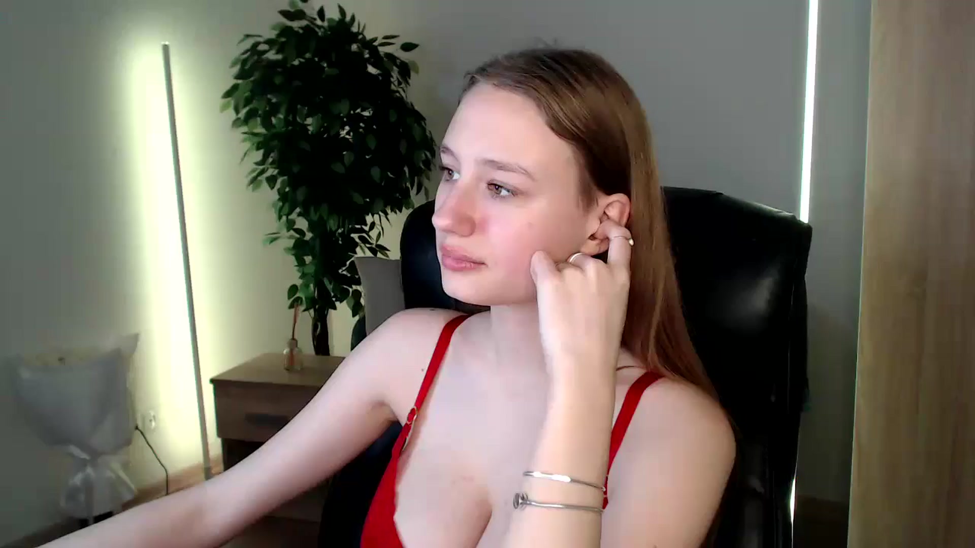 Gallery image thumbnail from HaleyVixen's myfreecams stream on, 12/17/2024, 13:16 image 17 of 20