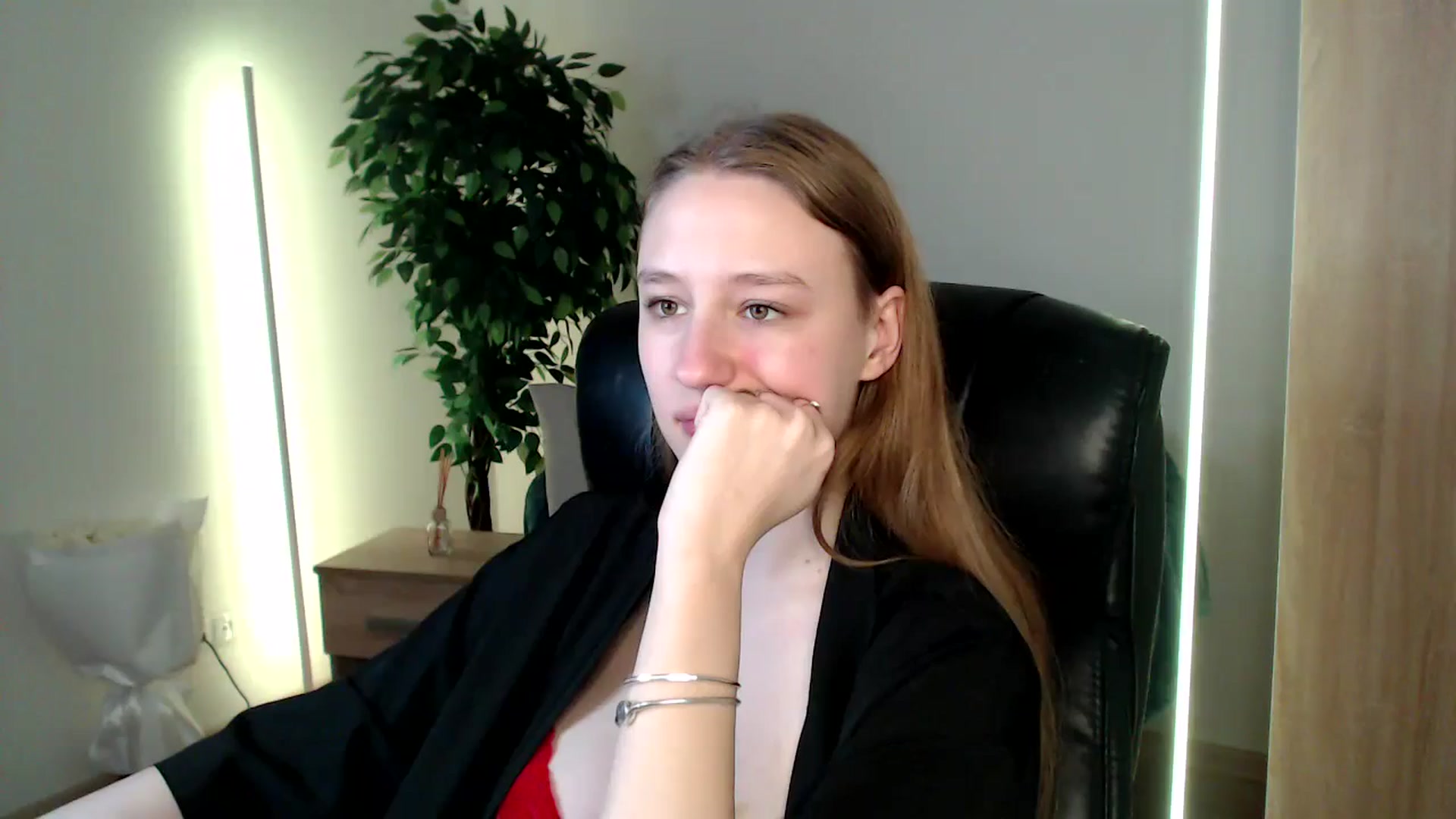 Gallery image thumbnail from HaleyVixen's myfreecams stream on, 12/17/2024, 14:11 image 1 of 20