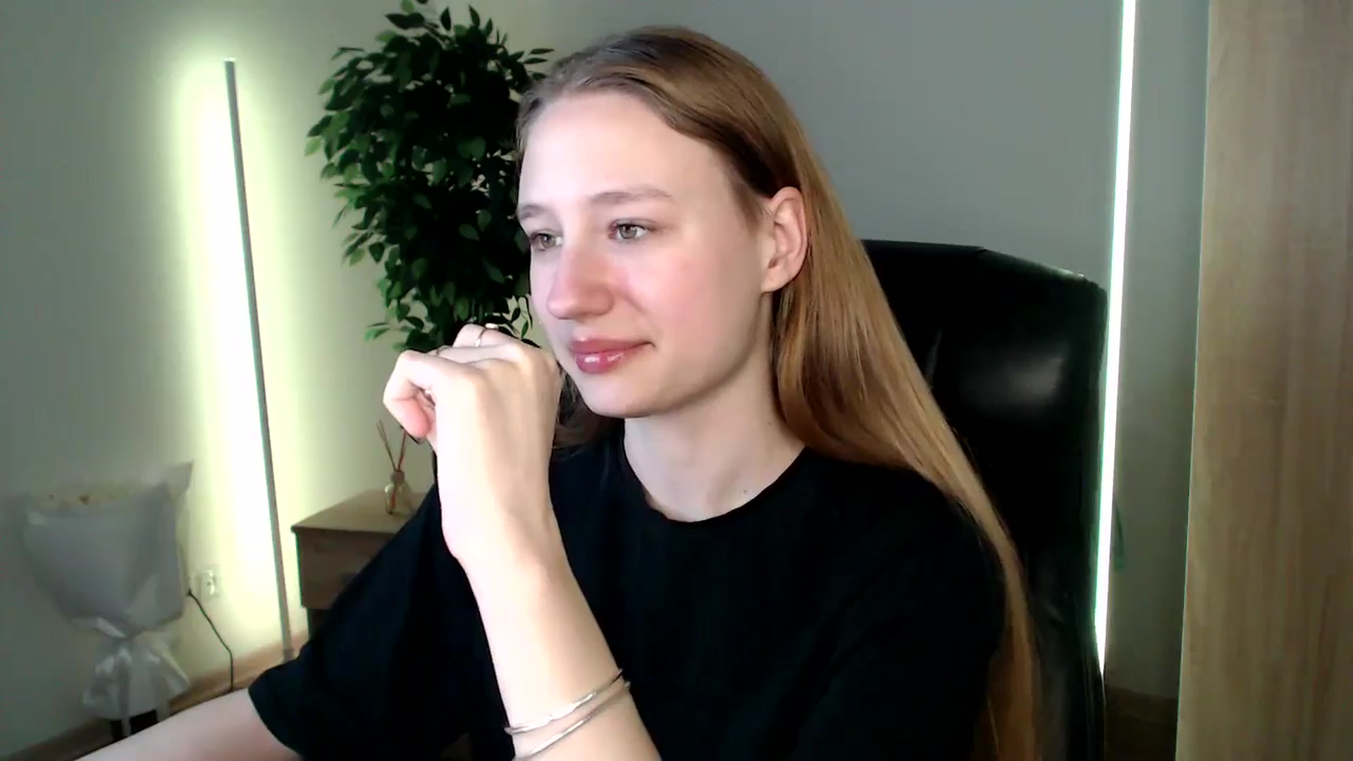 Gallery image thumbnail from HaleyVixen's myfreecams stream on, 12/17/2024, 14:11 image 12 of 20