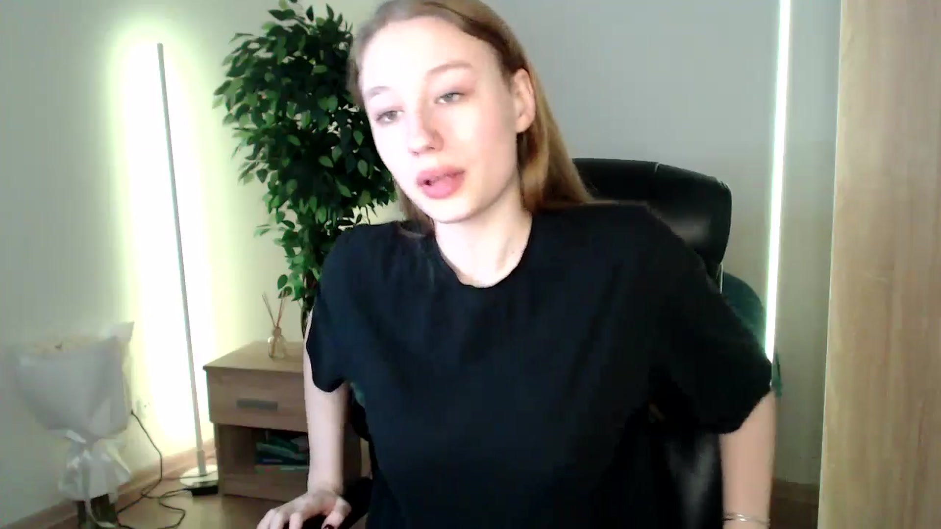 Gallery image thumbnail from HaleyVixen's myfreecams stream on, 12/17/2024, 14:11 image 9 of 20