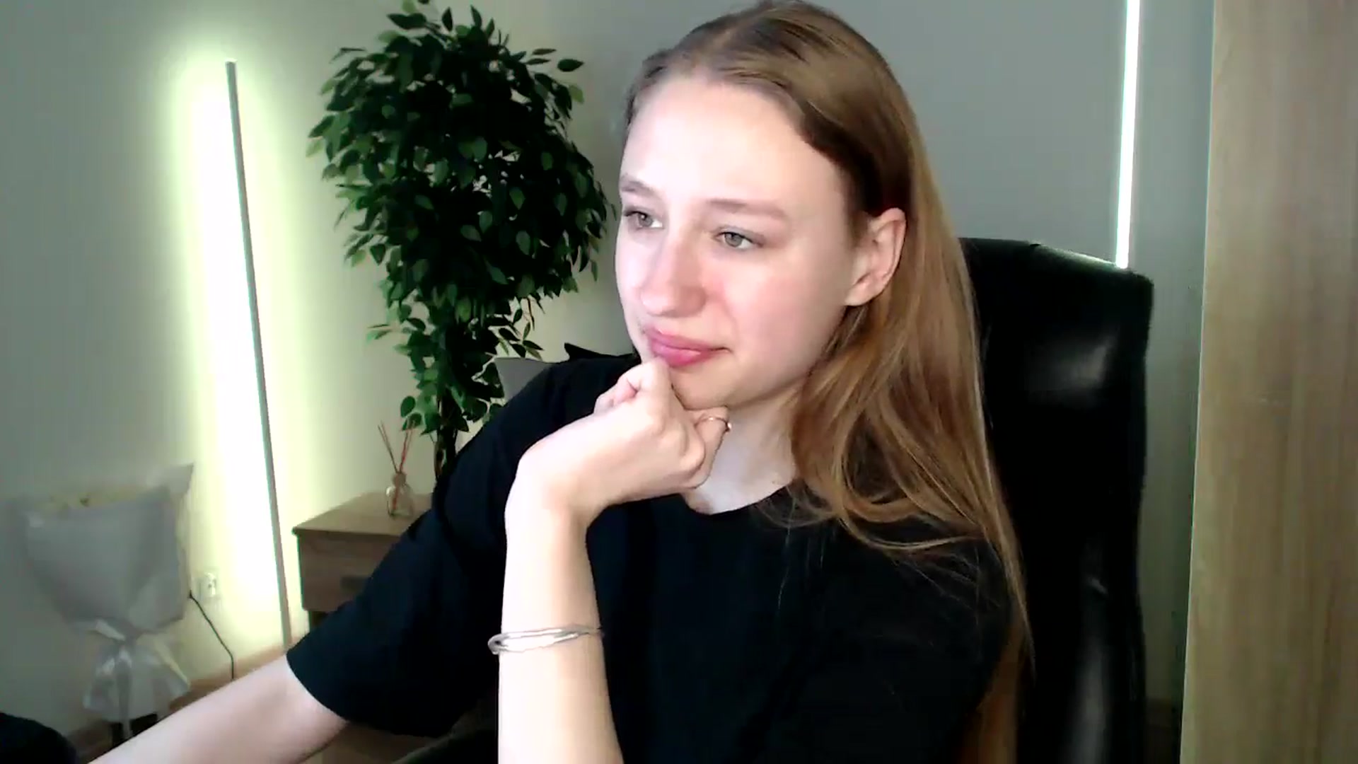 Gallery image thumbnail from HaleyVixen's myfreecams stream on, 12/17/2024, 14:11 image 8 of 20