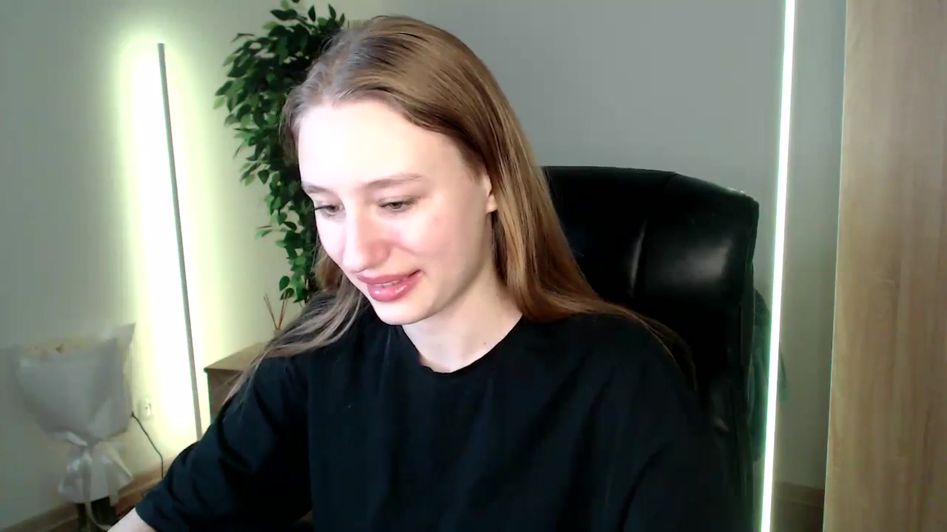 Gallery image thumbnail from HaleyVixen's myfreecams stream on, 12/17/2024, 14:11 image 10 of 20