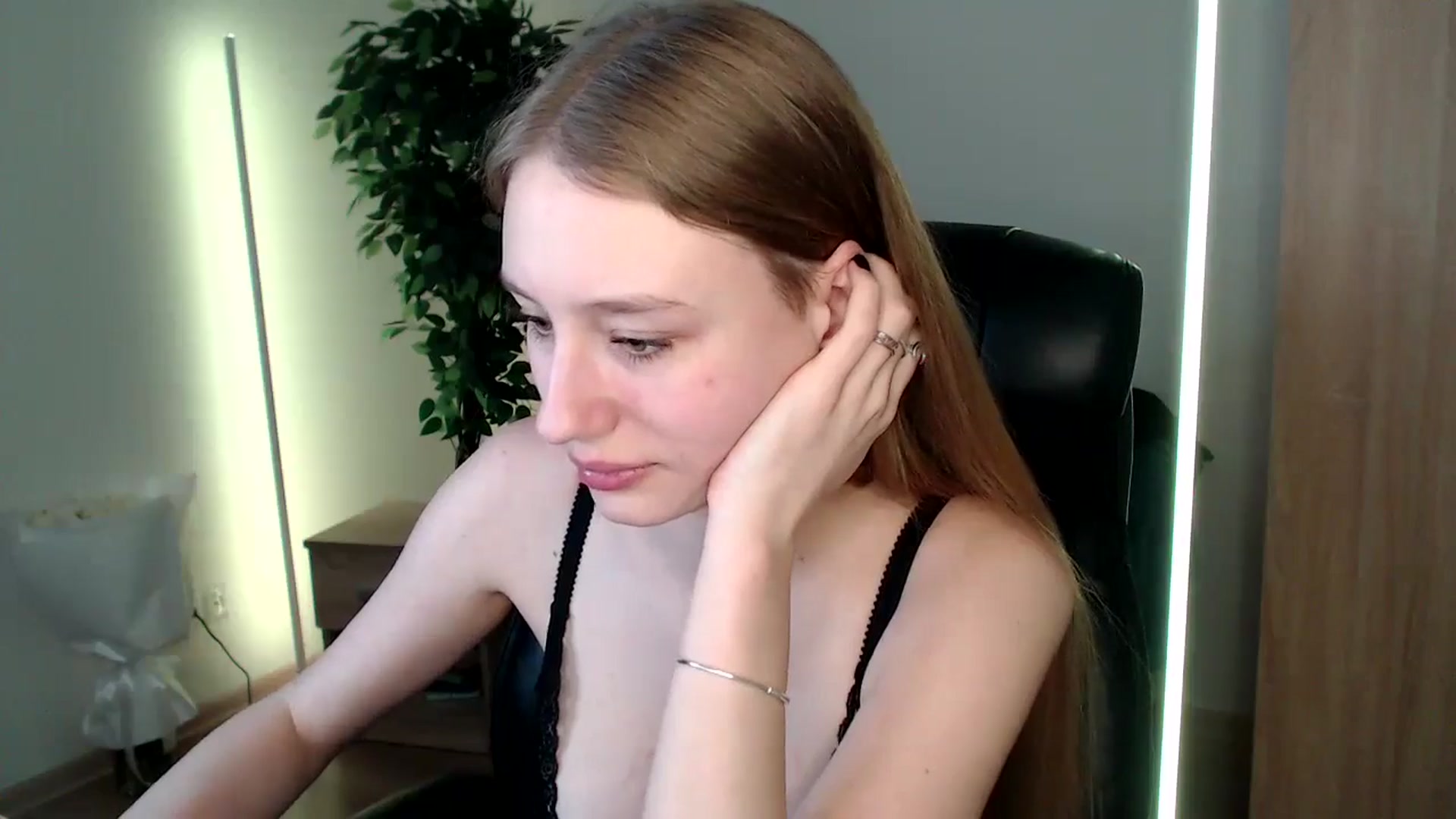 Gallery image thumbnail from HaleyVixen's myfreecams stream on, 12/18/2024, 12:29 image 15 of 20