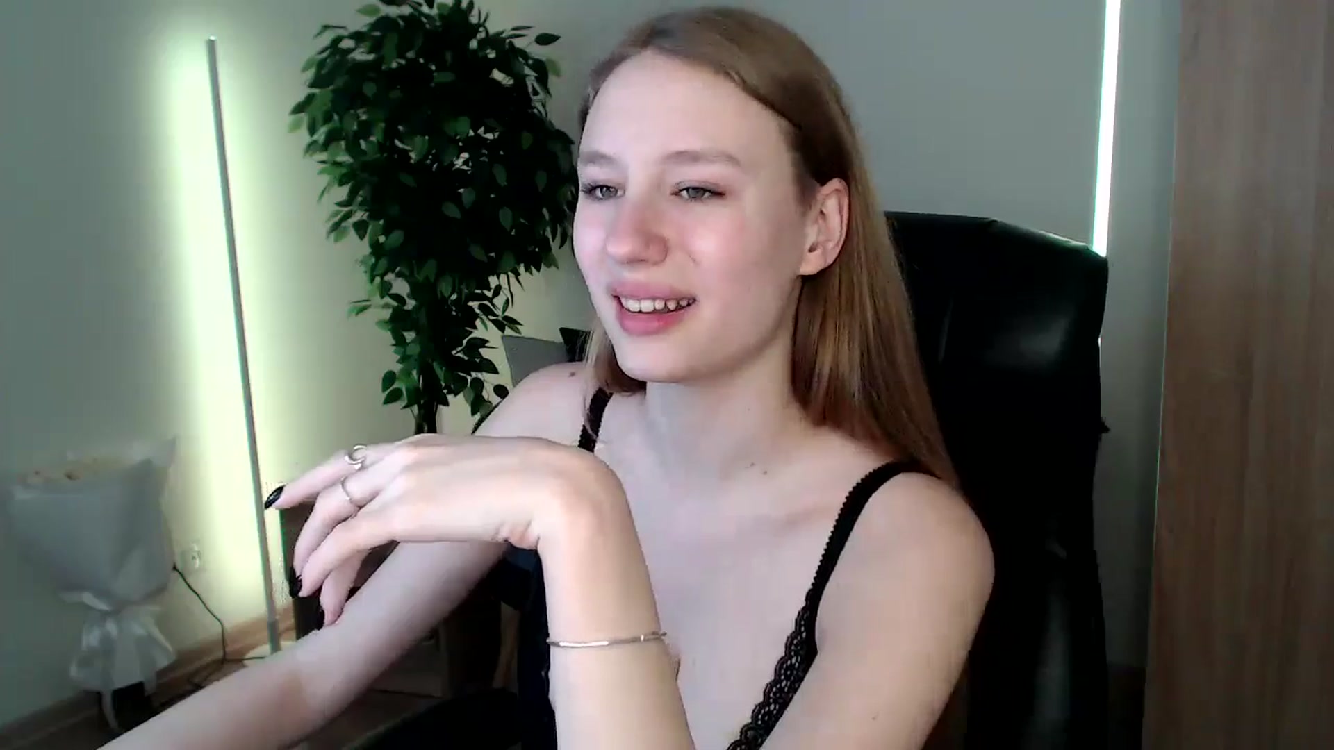 Gallery image thumbnail from HaleyVixen's myfreecams stream on, 12/18/2024, 12:57 image 20 of 20
