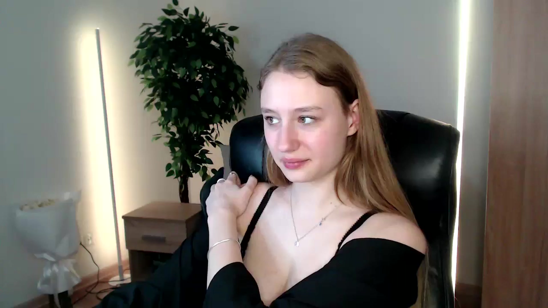 Gallery image thumbnail from HaleyVixen's myfreecams stream on, 12/20/2024, 12:21 image 6 of 20