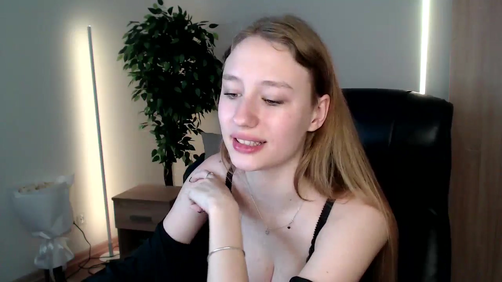 Gallery image thumbnail from HaleyVixen's myfreecams stream on, 12/20/2024, 12:21 image 15 of 20
