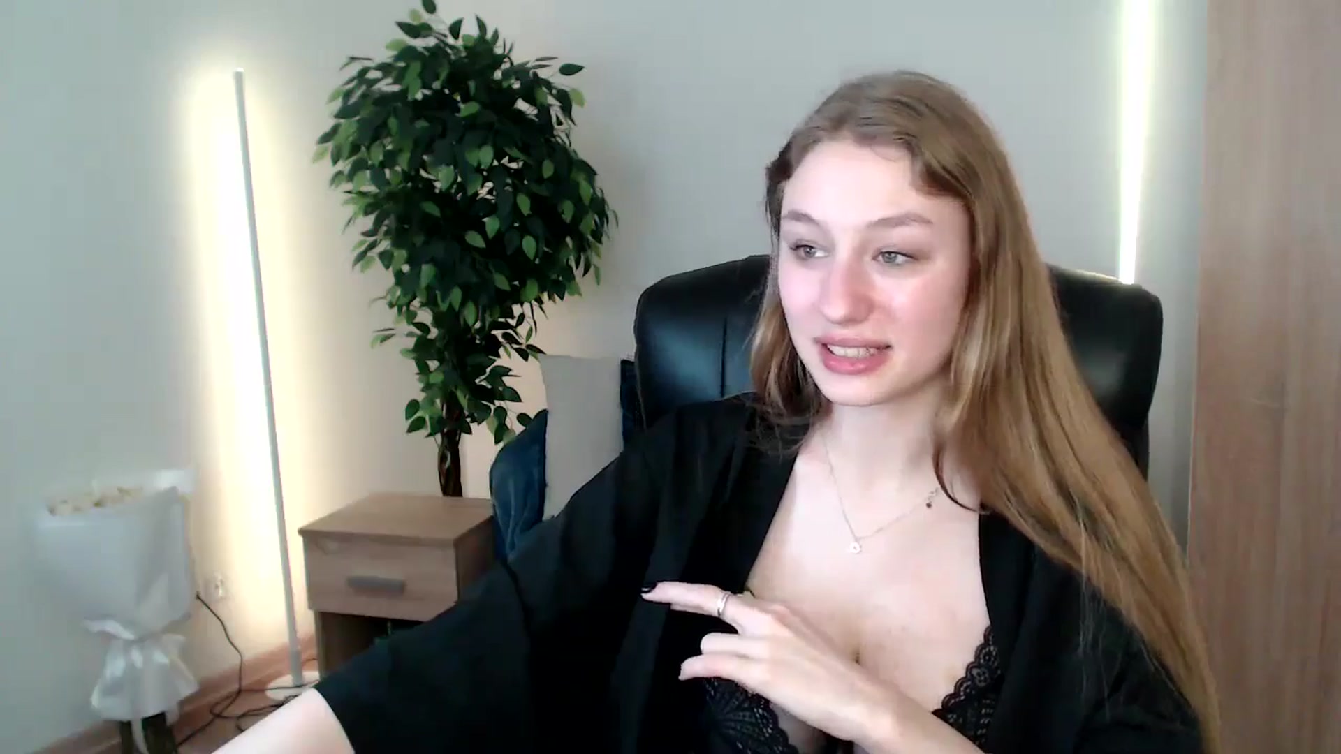 Gallery image thumbnail from HaleyVixen's myfreecams stream on, 12/20/2024, 12:21 image 3 of 20