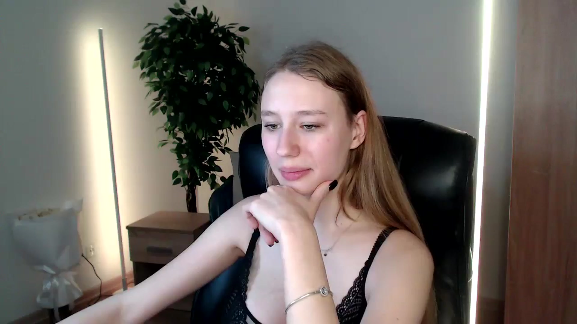 Gallery image thumbnail from HaleyVixen's myfreecams stream on, 12/20/2024, 13:54 image 7 of 20