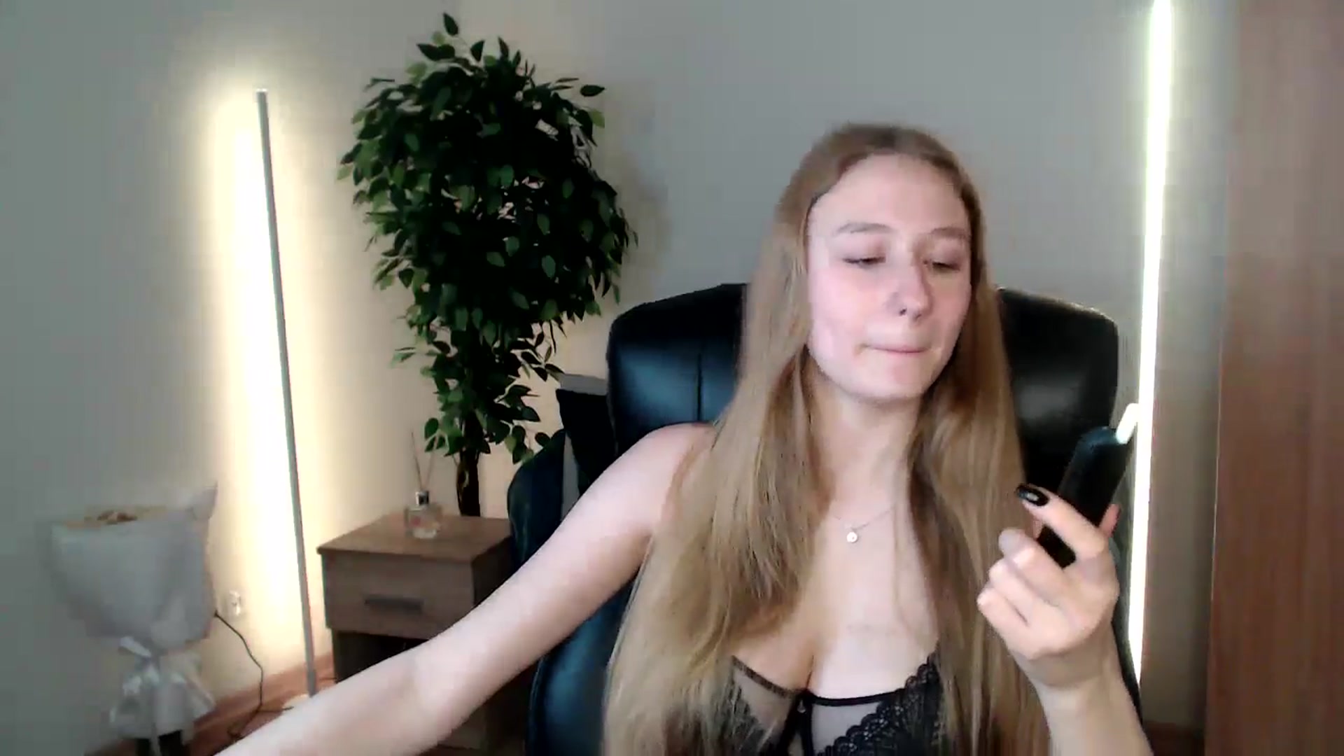 Gallery image thumbnail from HaleyVixen's myfreecams stream on, 12/21/2024, 13:22 image 18 of 20