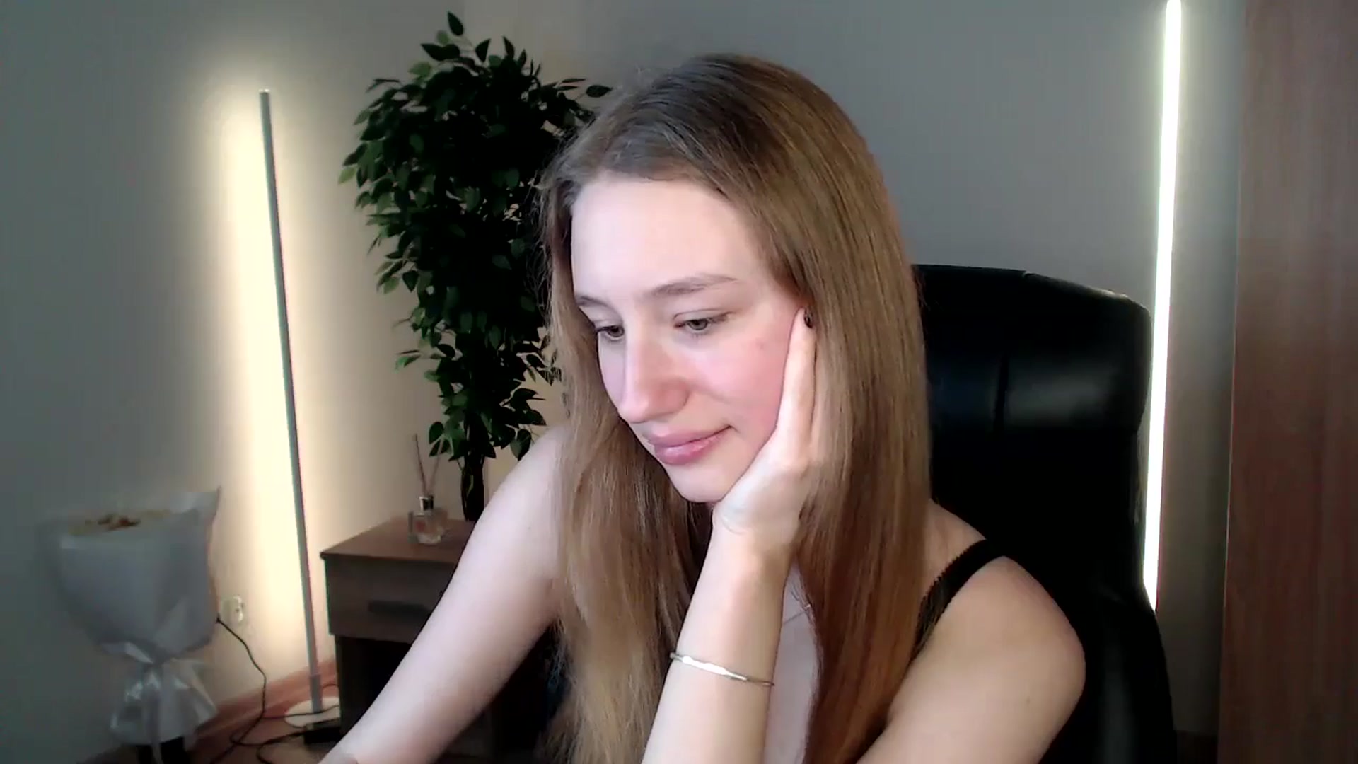 Gallery image thumbnail from HaleyVixen's myfreecams stream on, 12/21/2024, 13:22 image 15 of 20