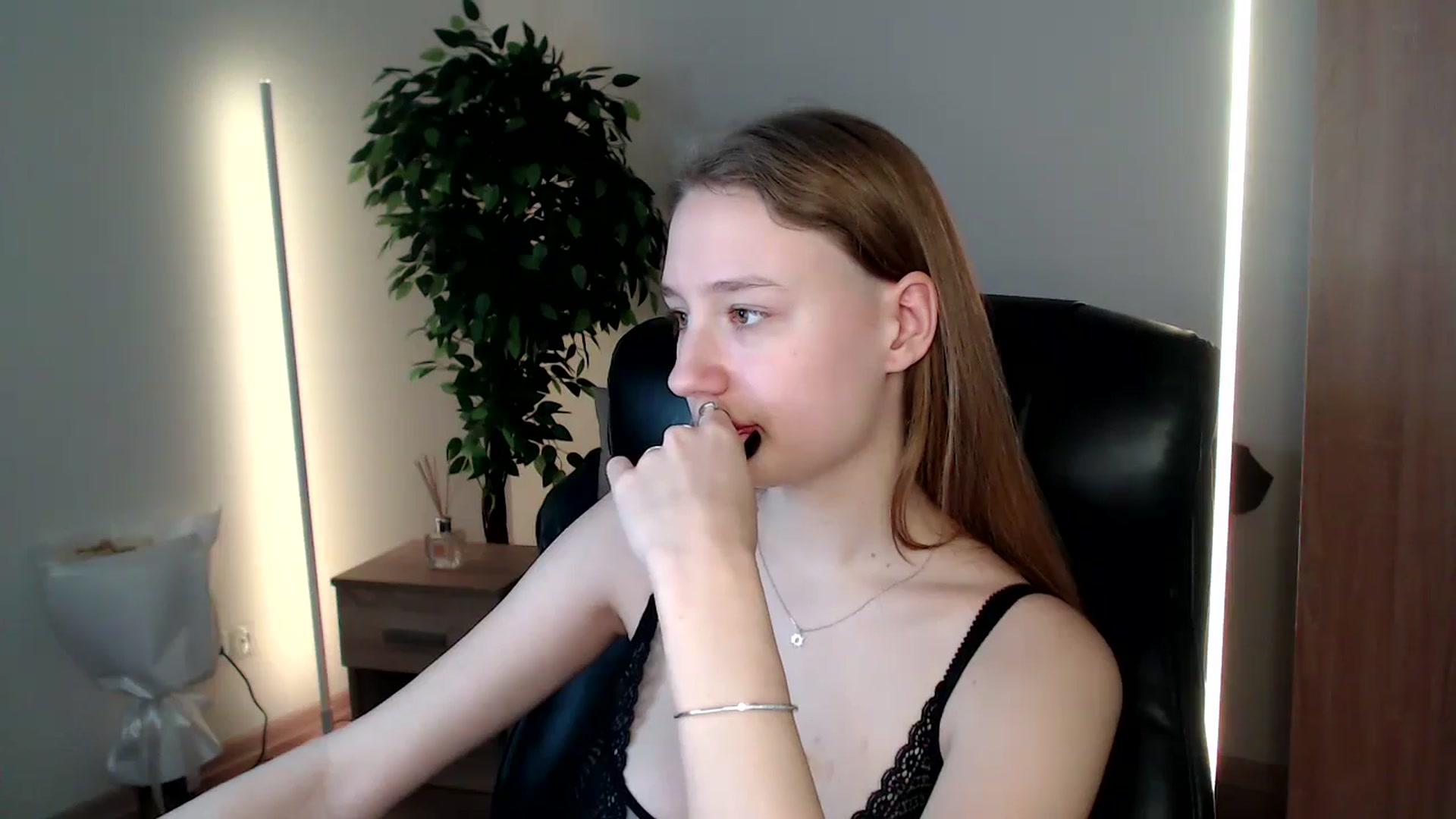 Gallery image thumbnail from HaleyVixen's myfreecams stream on, 12/22/2024, 10:20 image 17 of 20