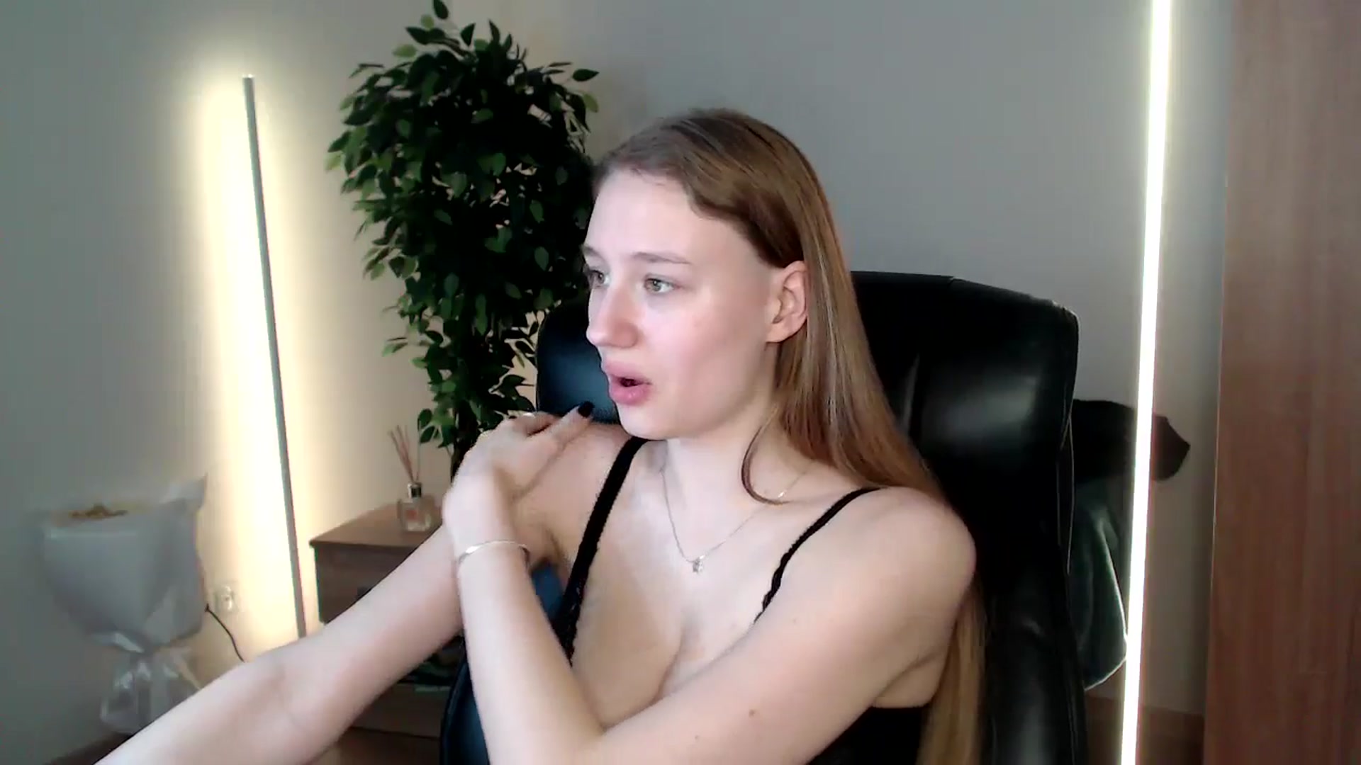 Gallery image thumbnail from HaleyVixen's myfreecams stream on, 12/22/2024, 10:20 image 19 of 20