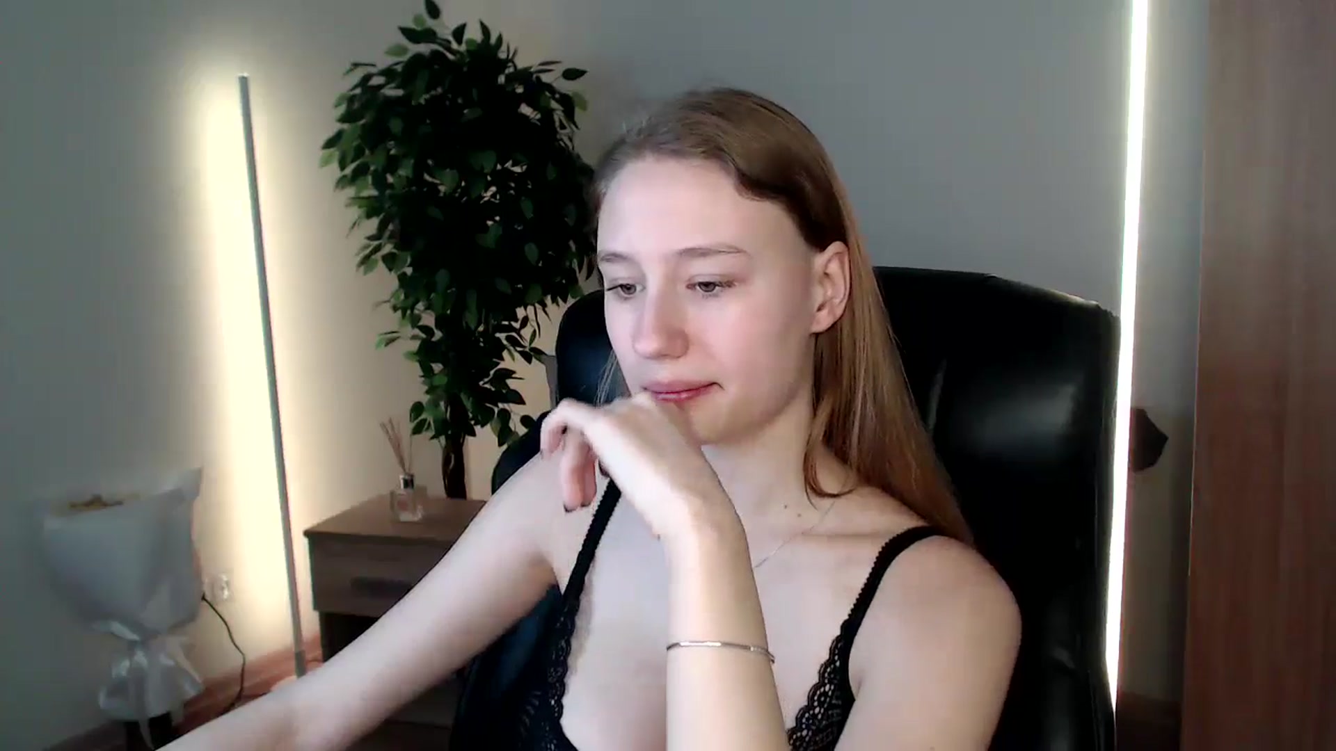 Gallery image thumbnail from HaleyVixen's myfreecams stream on, 12/22/2024, 10:20 image 16 of 20