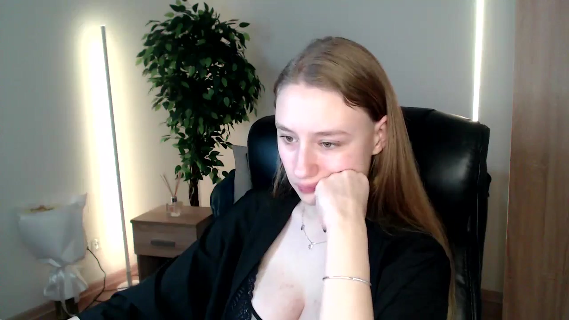 Gallery image thumbnail from HaleyVixen's myfreecams stream on, 12/22/2024, 11:52 image 11 of 20