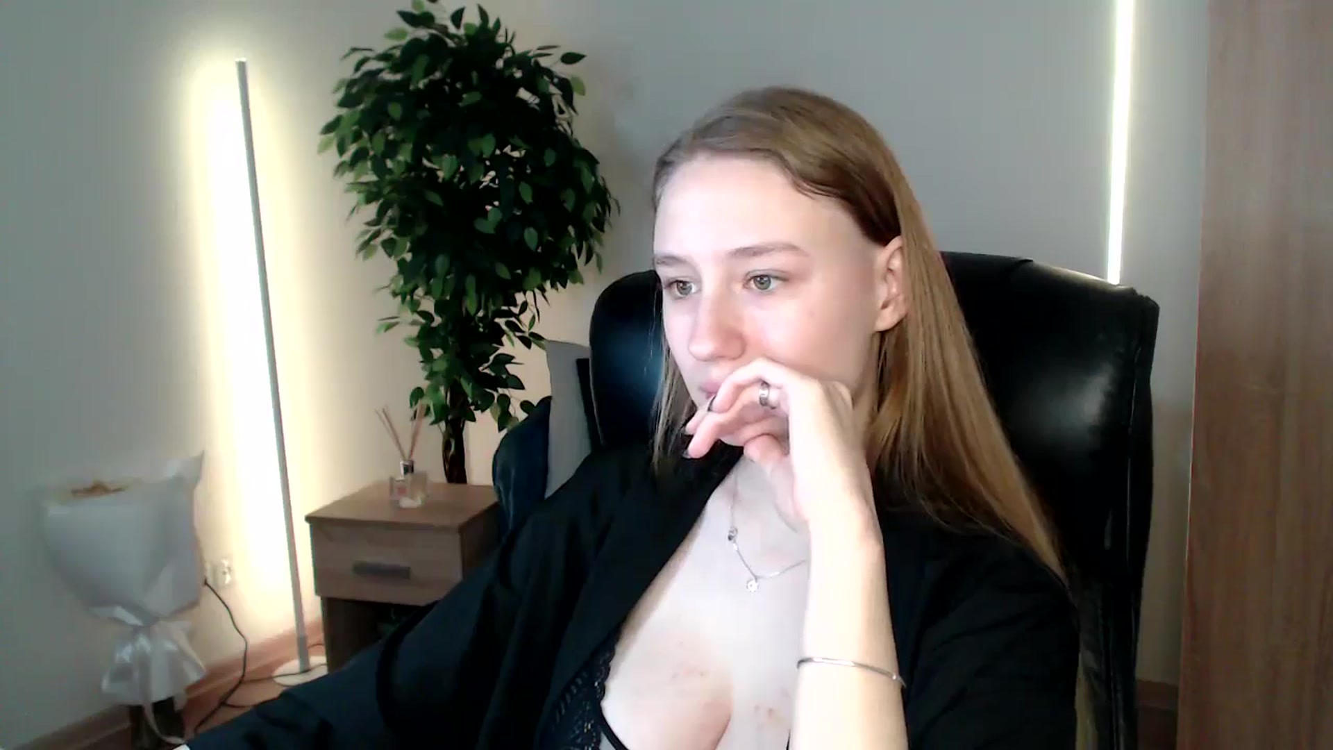 Gallery image thumbnail from HaleyVixen's myfreecams stream on, 12/22/2024, 11:52 image 12 of 20