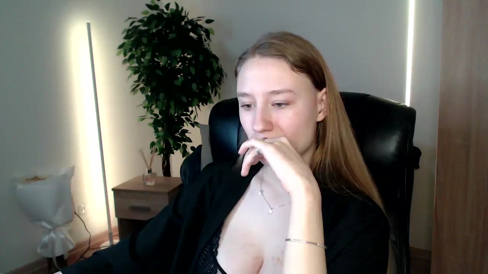 Gallery image thumbnail from HaleyVixen's myfreecams stream on, 12/22/2024, 11:52 image 13 of 20