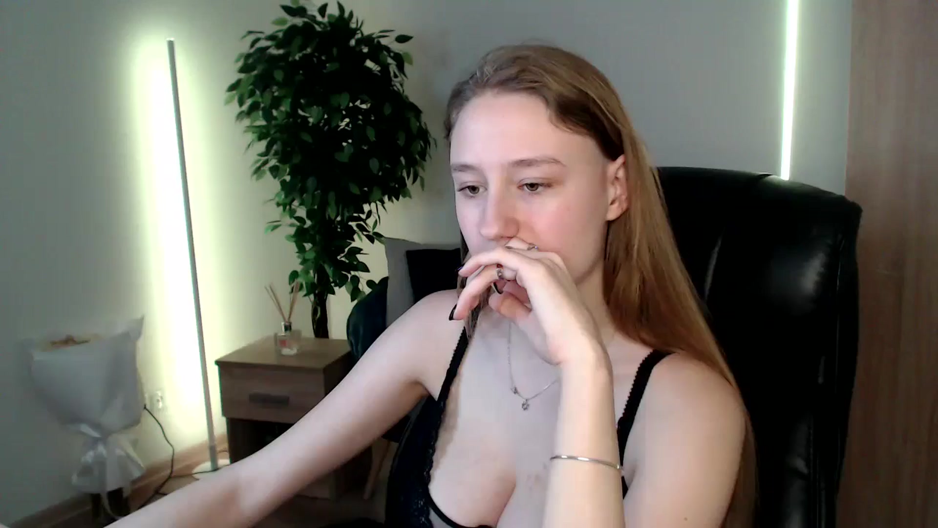 Gallery image thumbnail from HaleyVixen's myfreecams stream on, 12/22/2024, 12:30 image 16 of 20