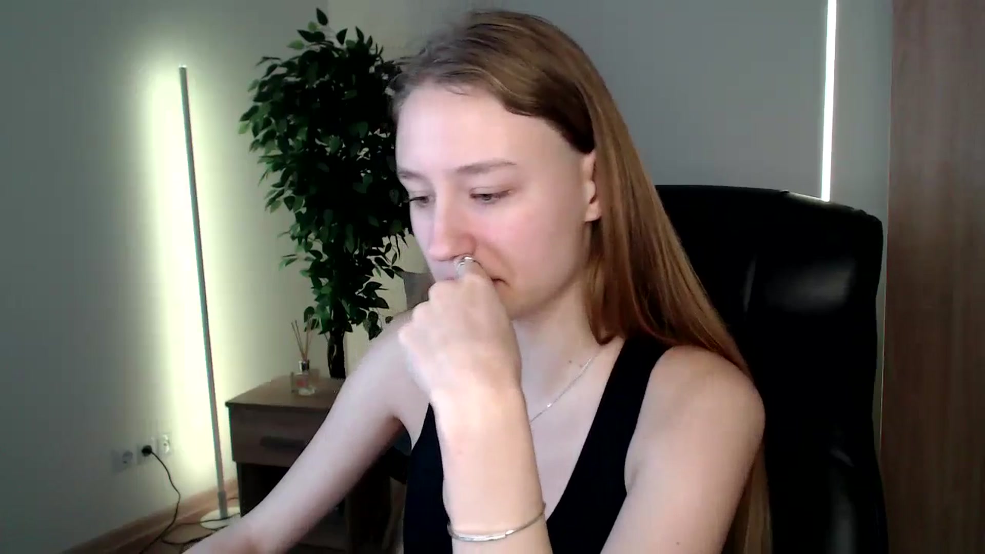 Gallery image thumbnail from HaleyVixen's myfreecams stream on, 12/23/2024, 09:51 image 4 of 20