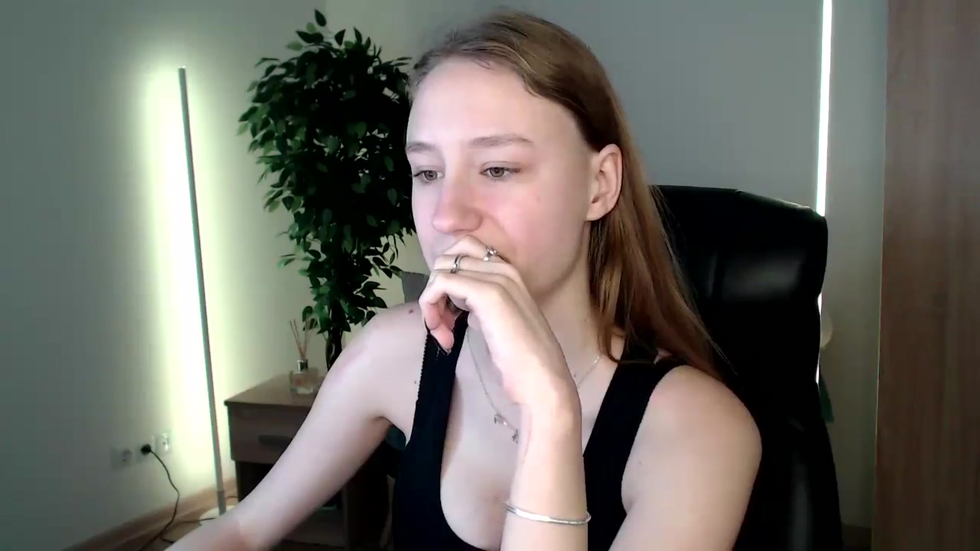 Gallery image thumbnail from HaleyVixen's myfreecams stream on, 12/23/2024, 09:51 image 11 of 20