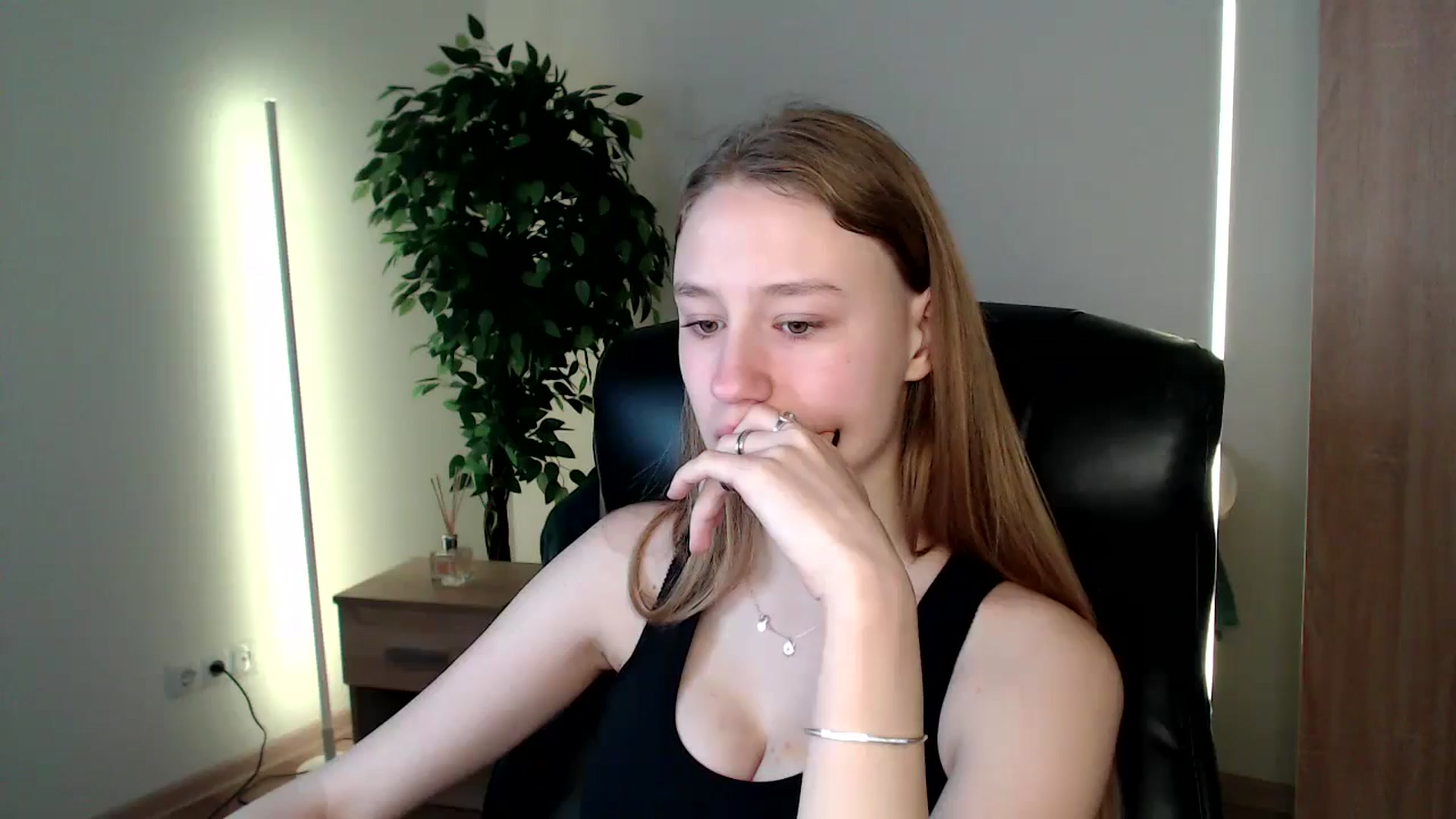 Gallery image thumbnail from HaleyVixen's myfreecams stream on, 12/23/2024, 09:51 image 6 of 20