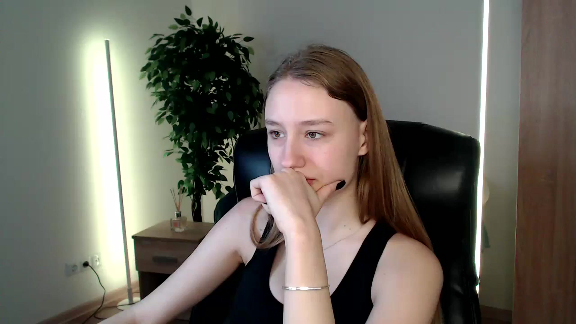 Gallery image thumbnail from HaleyVixen's myfreecams stream on, 12/23/2024, 09:51 image 7 of 20