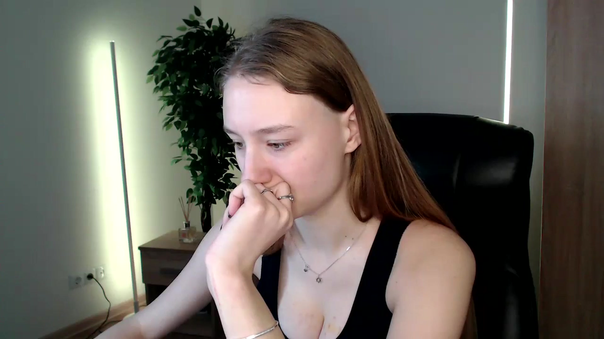 Gallery image thumbnail from HaleyVixen's myfreecams stream on, 12/23/2024, 09:51 image 3 of 20