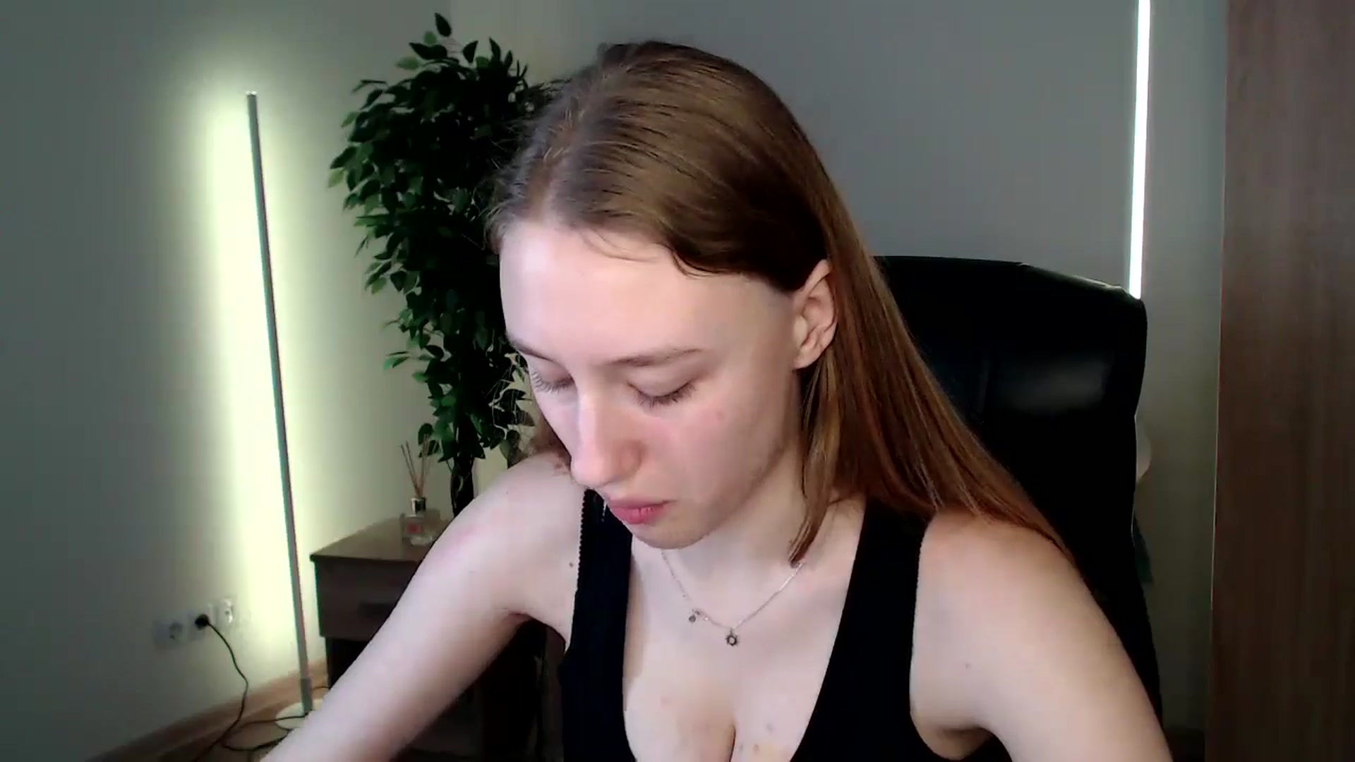 Gallery image thumbnail from HaleyVixen's myfreecams stream on, 12/23/2024, 09:51 image 12 of 20
