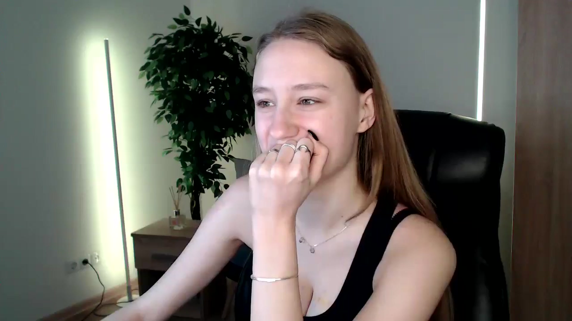 Gallery image thumbnail from HaleyVixen's myfreecams stream on, 12/23/2024, 09:51 image 16 of 20