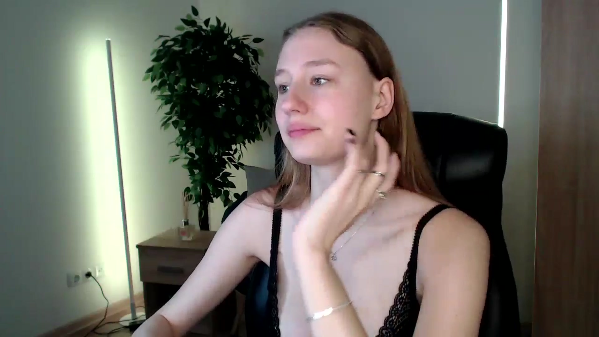 Gallery image thumbnail from HaleyVixen's myfreecams stream on, 12/23/2024, 11:09 image 6 of 20