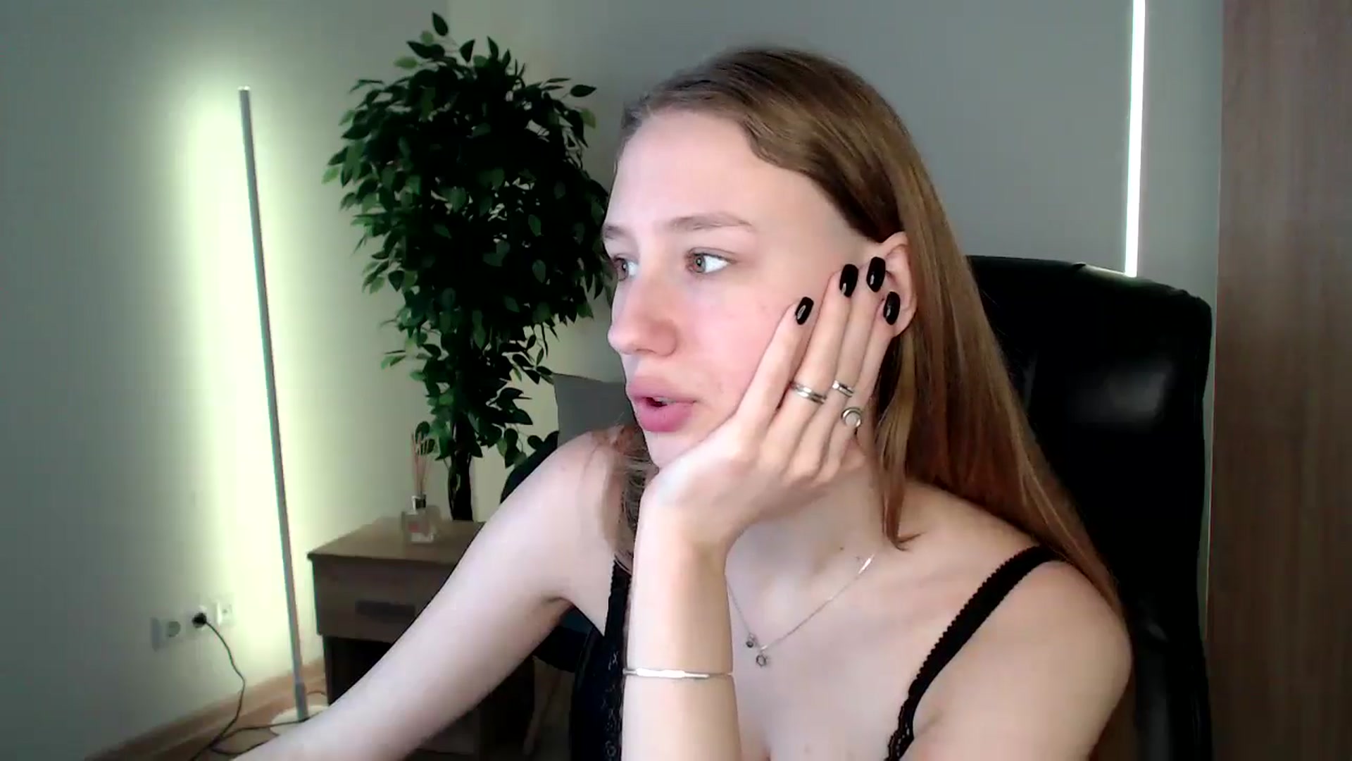 Gallery image thumbnail from HaleyVixen's myfreecams stream on, 12/23/2024, 11:09 image 12 of 20