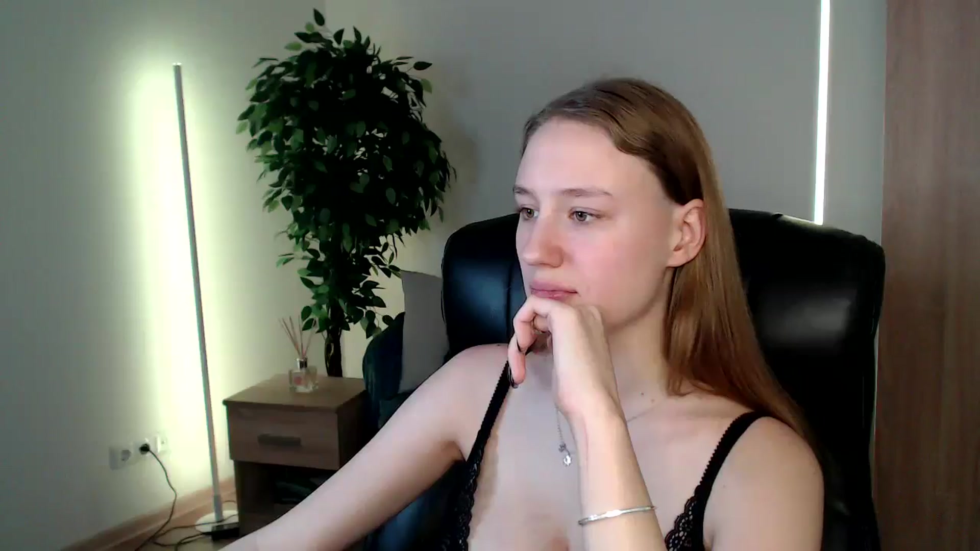 Gallery image thumbnail from HaleyVixen's myfreecams stream on, 12/23/2024, 12:37 image 6 of 20