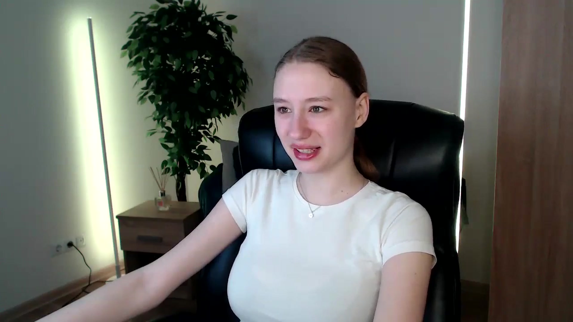 Gallery image thumbnail from HaleyVixen's myfreecams stream on, 12/24/2024, 09:13 image 17 of 20
