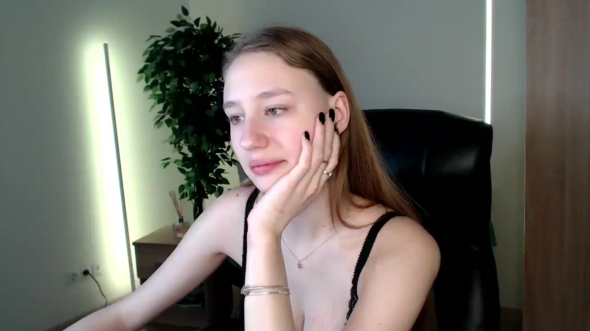 Gallery image thumbnail from HaleyVixen's myfreecams stream on, 12/24/2024, 14:31 image 10 of 20