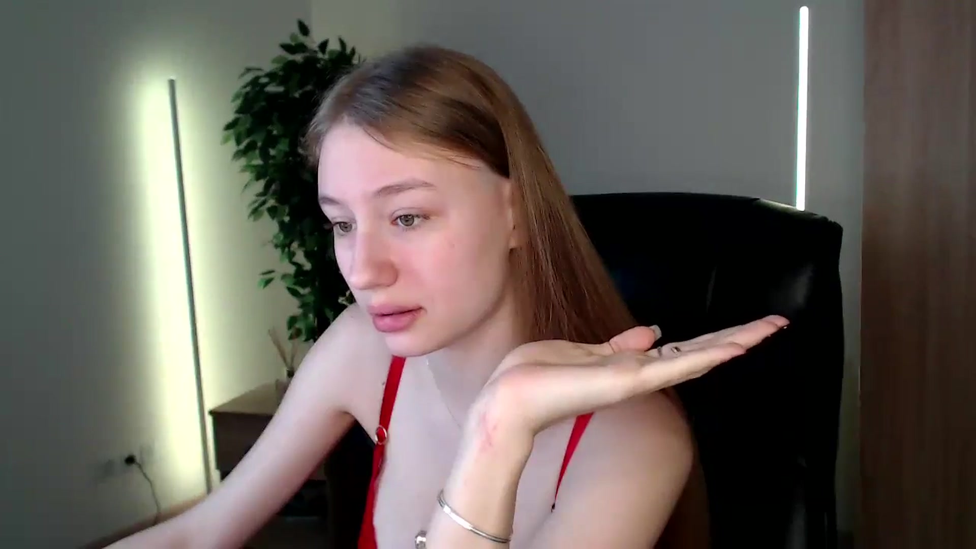 Gallery image thumbnail from HaleyVixen's myfreecams stream on, 12/25/2024, 09:31 image 18 of 20