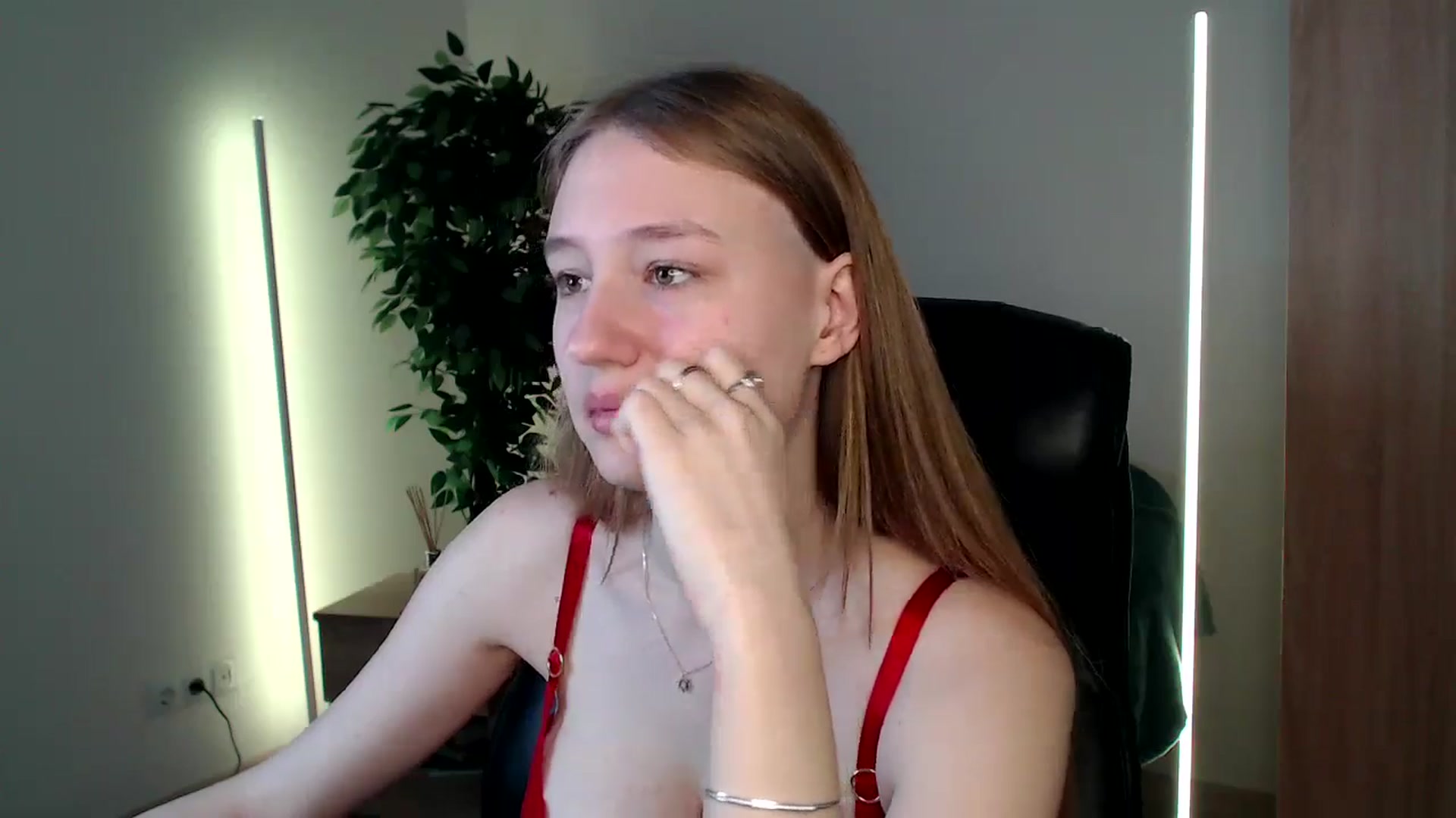 Gallery image thumbnail from HaleyVixen's myfreecams stream on, 12/25/2024, 09:31 image 9 of 20