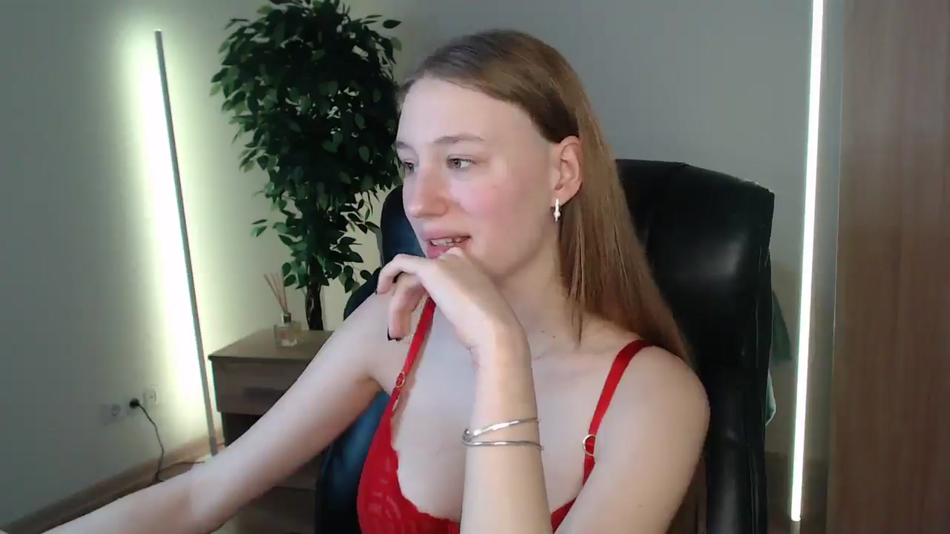 Gallery image thumbnail from HaleyVixen's myfreecams stream on, 12/25/2024, 13:27 image 13 of 20