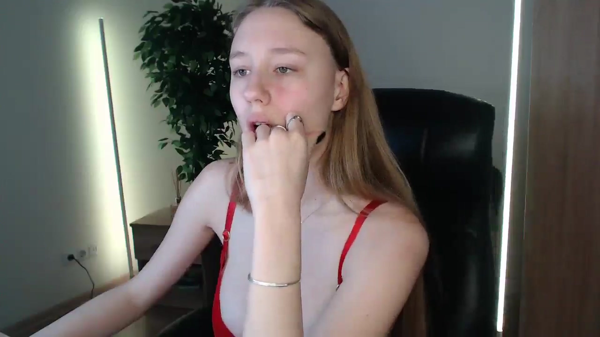 Gallery image thumbnail from HaleyVixen's myfreecams stream on, 12/26/2024, 11:37 image 16 of 20