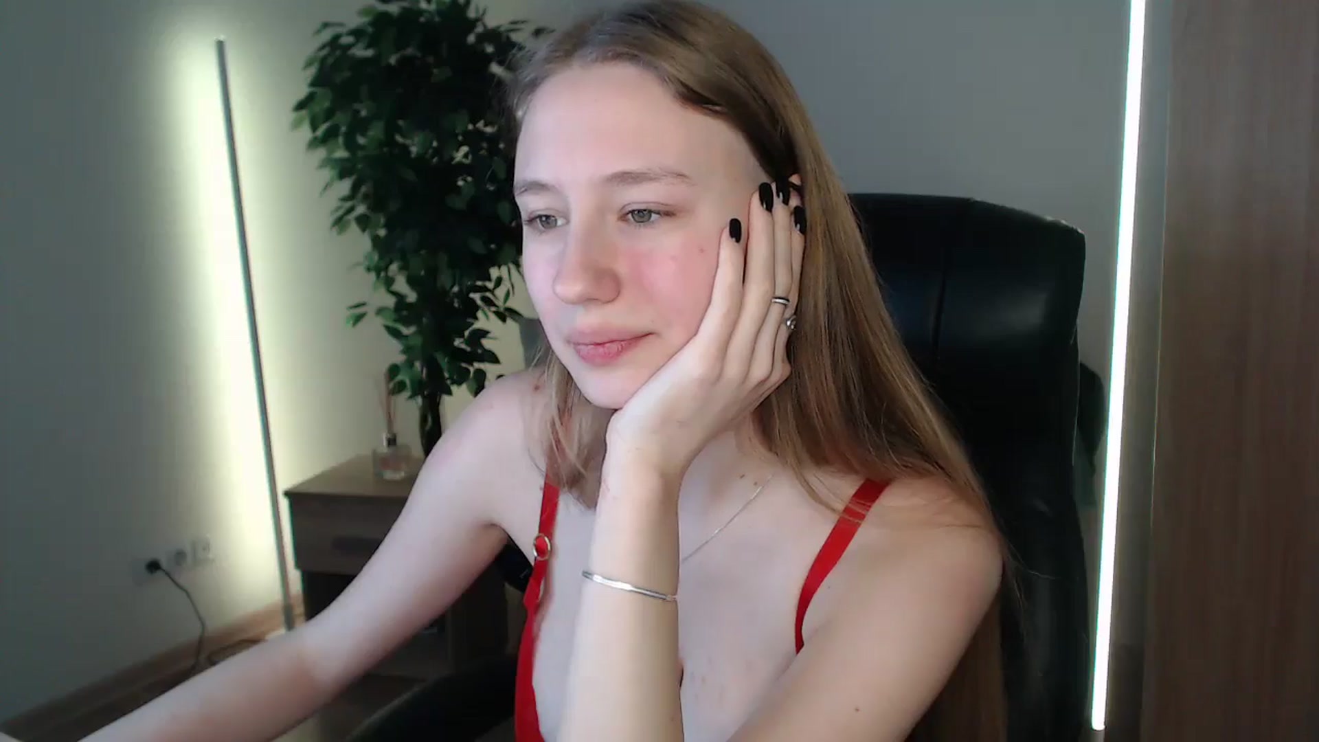 Gallery image thumbnail from HaleyVixen's myfreecams stream on, 12/26/2024, 11:37 image 17 of 20