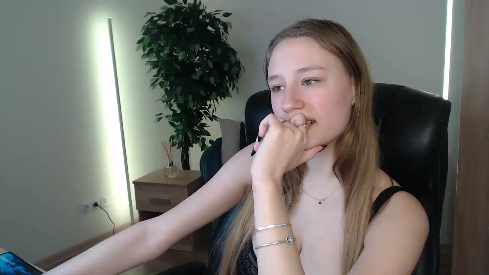 Gallery image thumbnail from HaleyVixen's myfreecams stream on, 01/04/2025, 13:43 image 9 of 20